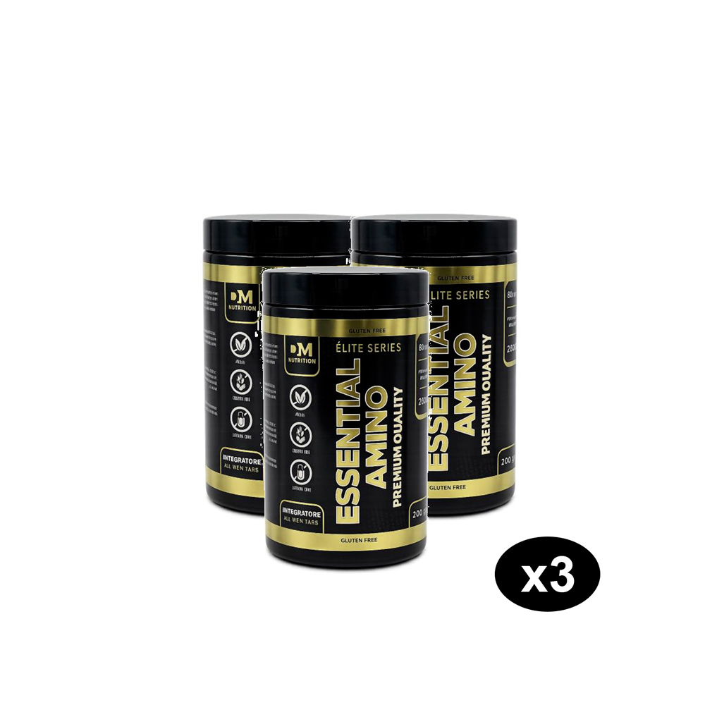 Kit risparmio 3 confezioni Essential Amino DM Nutrition Tre barattoli neri di integratore Essential Amino di DM Nutrition disposti in gruppo su sfondo bianco.
