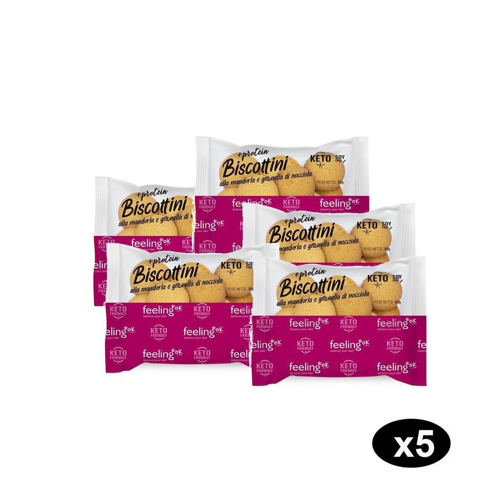 Box Risparmio 5x Biscottini Proteici Mandorla e Nocciola Cinque confezioni di Biscottini proteici Feeling Ok alla mandorla e granella di nocciola disposte a ventaglio.