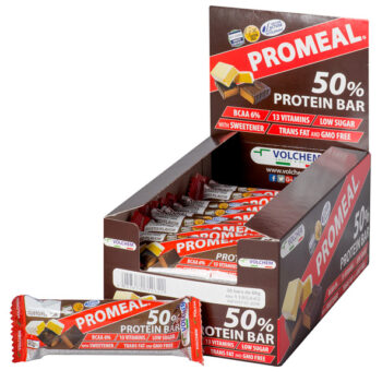 Una confezione espositore aperta contenente barrette proteiche Promeal 50% al cioccolato fondente con una barretta in primo piano.