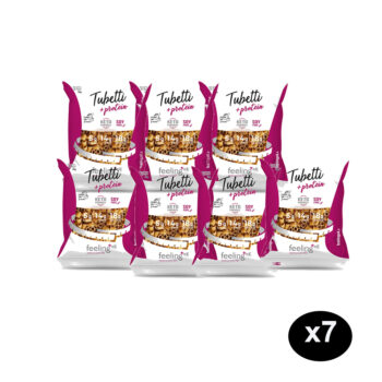 Sette confezioni monoporzione di pasta proteica Tubetti Feeling OK disposte su sfondo bianco.