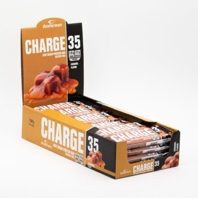 Box di 24 barrette proteiche Charge 35 al caramello Confezione espositrice aperta contenente barrette proteiche al caramello Charge 35 di Anderson.