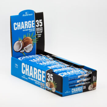Confezione espositore aperta contenente 24 barrette proteiche Anderson Charge 35 al gusto cocco su sfondo bianco.