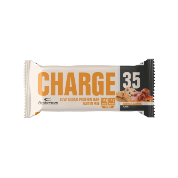 Barretta proteica Anderson Charge 35 al gusto biscotto e caramello su sfondo bianco.