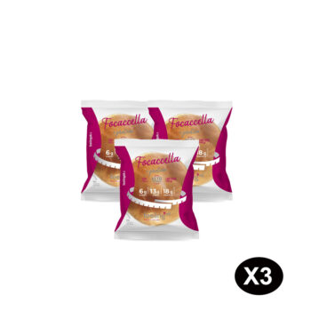 Tre confezioni di Focaccella +Protein Feeling Ok disposte a ventaglio su sfondo bianco con un cerchio nero che indica la quantità x3.
