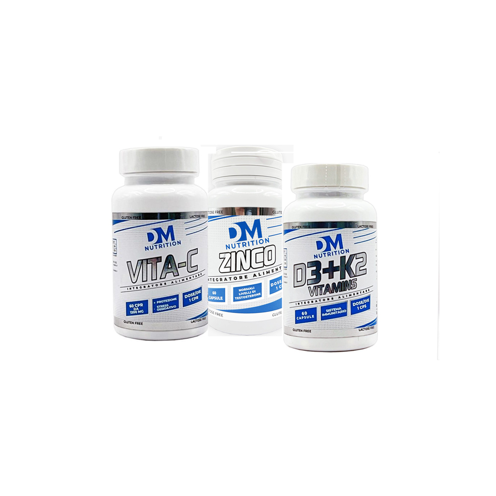 Kit integratori DM Nutrition per il sistema immunitario Tre flaconi di integratori DM Nutrition contenenti Vitamina C, Zinco e Vitamina D3+K2 su sfondo bianco.