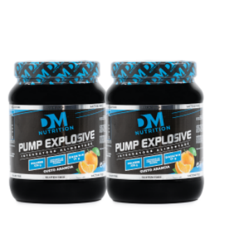 Due barattoli neri di integratore in polvere Pump Explosive DM Nutrition al gusto arancia.