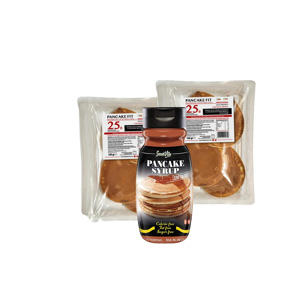Colazione Fit con Pancake Proteici e Sciroppo Zero Calorie Due confezioni di pancake proteici Ri.Ma Benessere posizionate dietro una bottiglia di sciroppo per pancake Servivita.