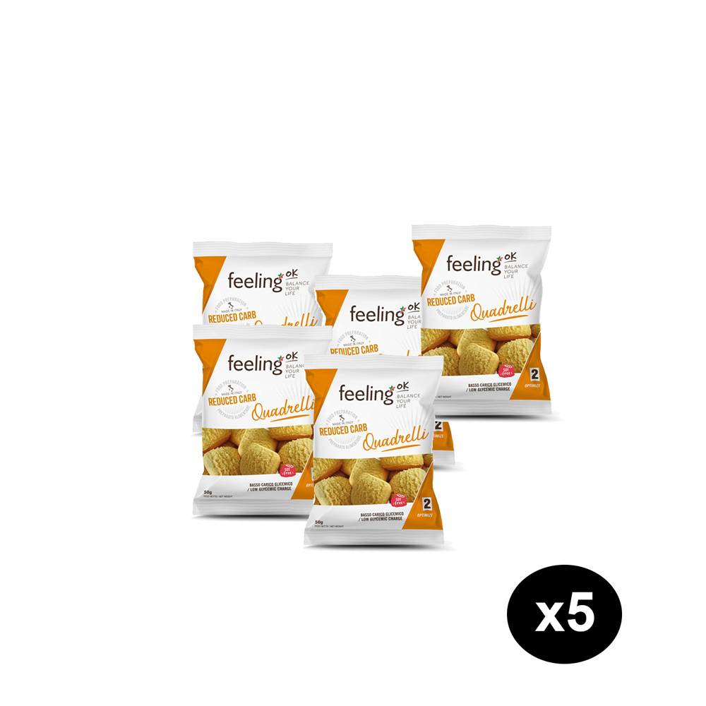 Offerta 5 confezioni Quadrelli al cocco Feeling OK Cinque confezioni di biscotti proteici Quadrelli al cocco Feeling OK disposte a ventaglio su sfondo bianco.