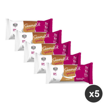 Cinque confezioni singole di savoiardi proteici Feeling Ok disposte in diagonale su sfondo bianco.