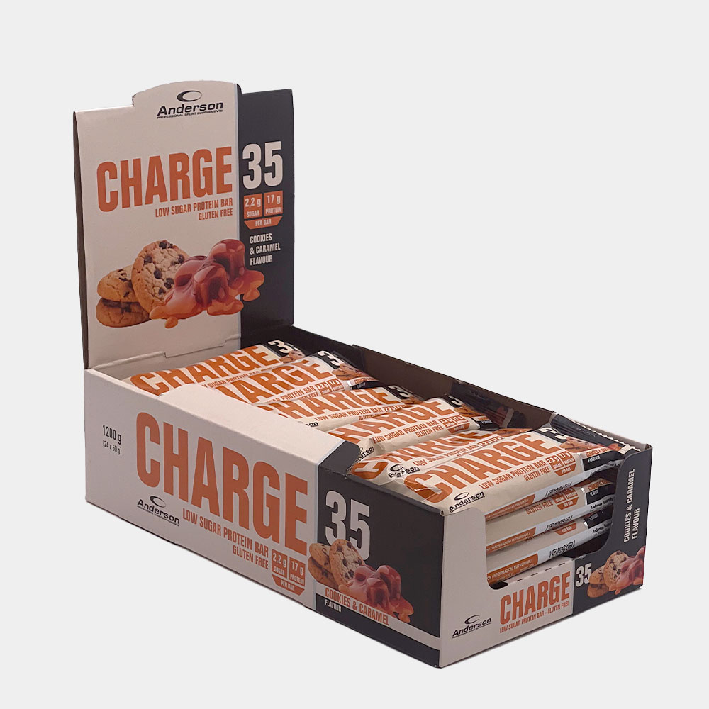 Box da 24 barrette proteiche Charge 35 gusto biscotto e caramello Espositore aperto contenente 24 barrette proteiche Anderson Charge 35 al gusto biscotto e caramello su sfondo neutro.