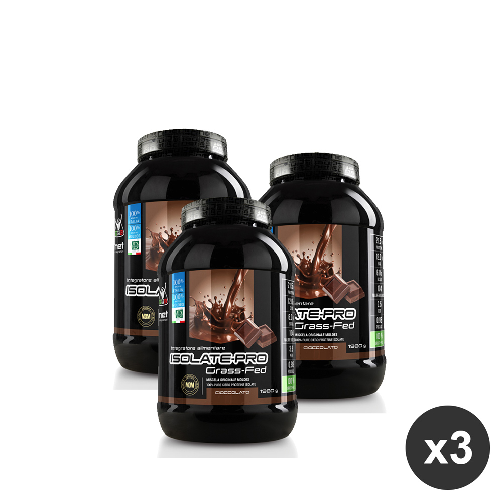 Kit 3 Proteine Isolate Maxi Gusto Cioccolato Net Integratori Tre barattoli neri di proteine isolate Isolate-Pro gusto cioccolato di Net Integratori disposti in gruppo.
