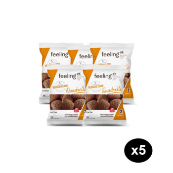 Cinque confezioni monoporzione di biscotti proteici al cacao Feeling Ok disposte in gruppo su sfondo bianco.