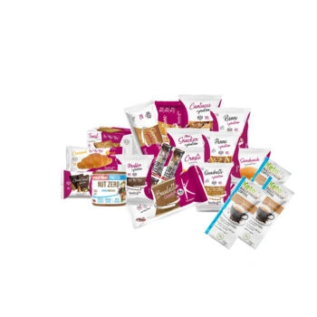 Assortimento di prodotti alimentari confezionati per dieta chetogenica, inclusi snack, creme e caffè in bustine.