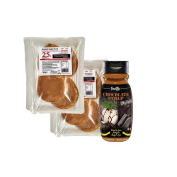 Due confezioni di pancake proteici pronti e una bottiglia di sciroppo al cioccolato zero calorie su sfondo bianco.
