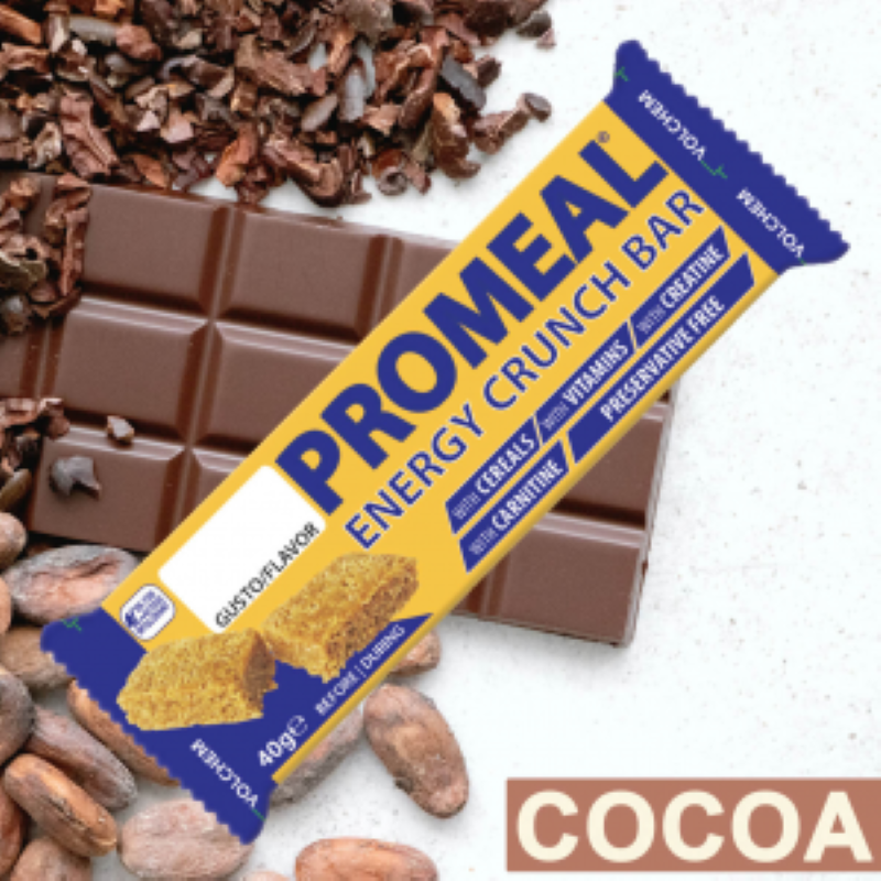 Barretta energetica Promeal Energy Crunch Cacao Volchem Barretta energetica Promeal Energy Crunch Cacao posizionata sopra una tavoletta di cioccolato fondente e fave di cacao.