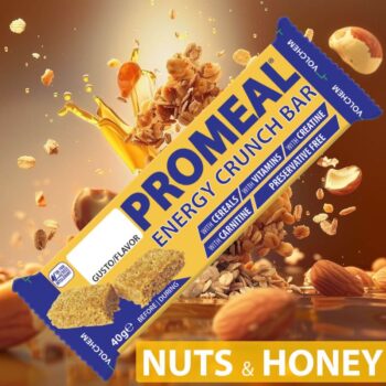 Barretta energetica Promeal Energy Crunch gusto noci e miele circondata da granella di cereali e frutta secca.