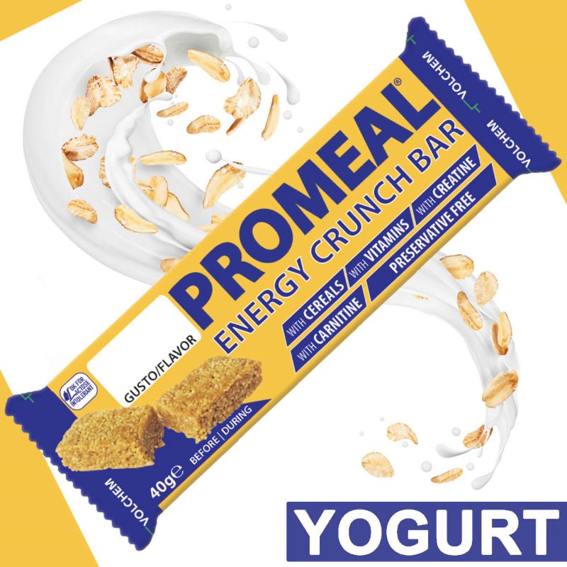 Barretta energetica Promeal Energy Crunch gusto Yogurt Barretta energetica Promeal Energy Crunch al gusto yogurt circondata da cereali e schizzi di latte.
