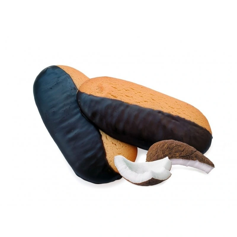 SavordOk Glassato al Cacao con Cocco Due biscotti SavordOk Glassato al Cacao parzialmente ricoperti di cioccolato accanto a pezzi di cocco fresco.
